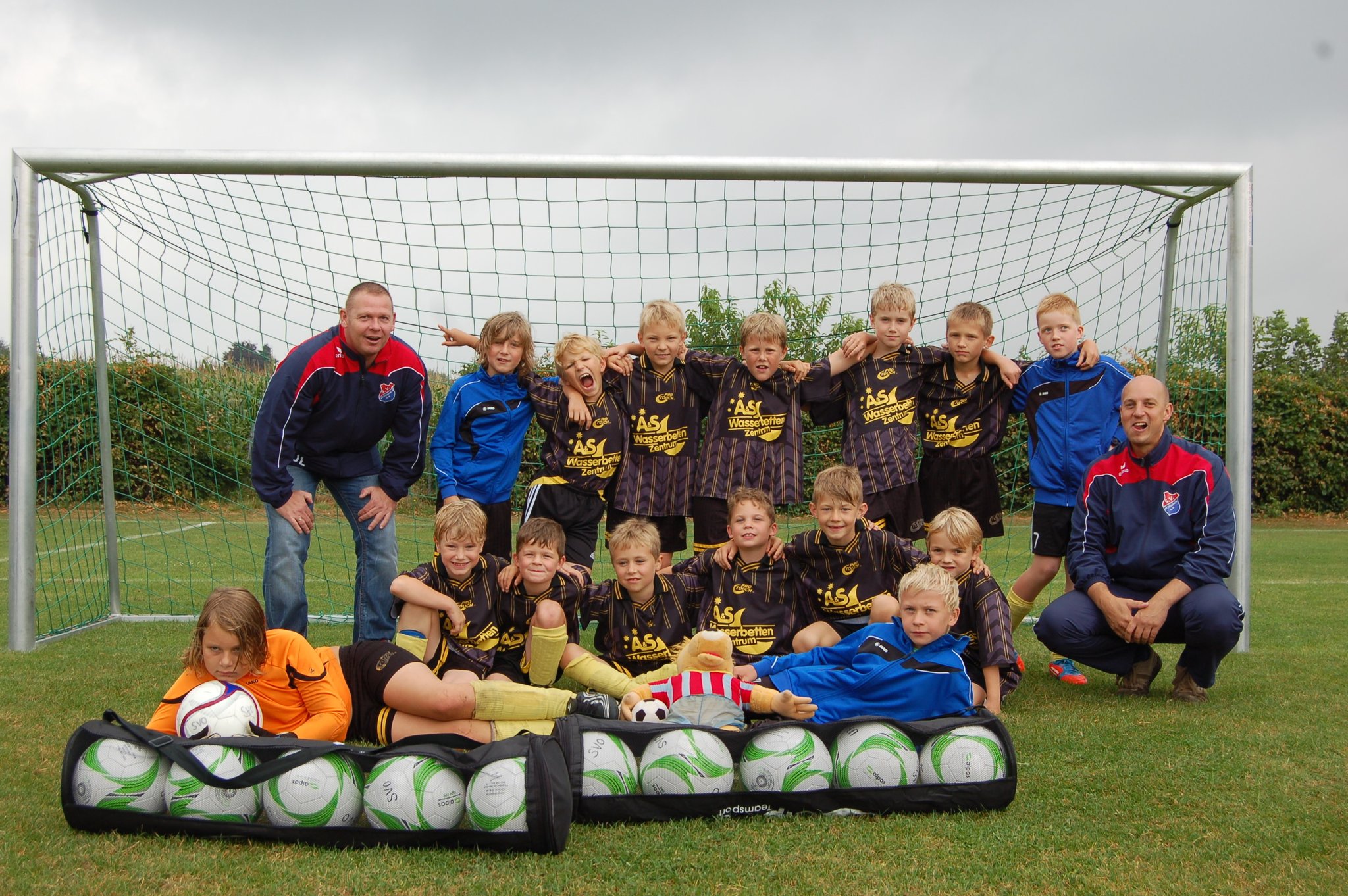 Die U9 vom SV Ottensen freut sich über neue Trainingsbälle Buxtehude