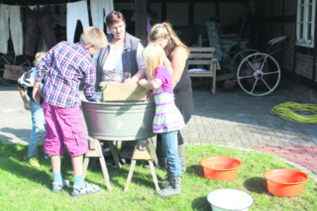 Waschen mit den Waschbrett, das war Knochenarbeit