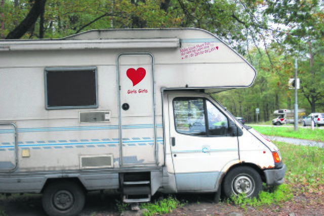 In diesem Lovemobil bietet Jasmin ihre Dienste an. In Sichtweite, schräg gegenüber, steht ihre Kollegin. Das ist auch ein Stück Sicherheit für die beiden Prostituierten