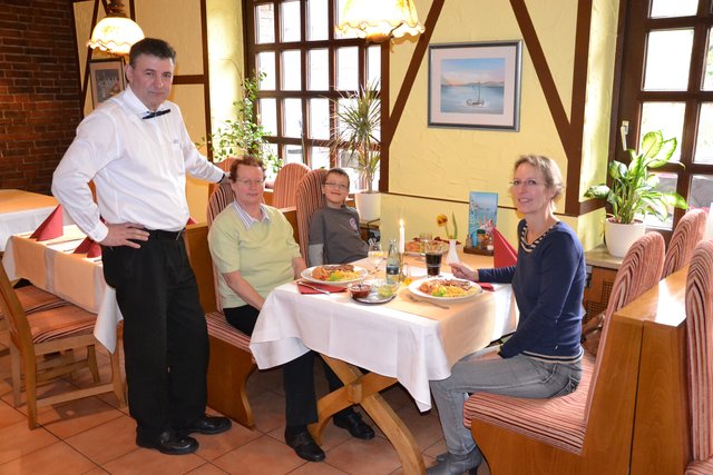 Inhaber Pero Stjepunovic freut sich, dass es den Gästen in seinem Restaurant so gut gefällt und ihnen die Speisen schmecken