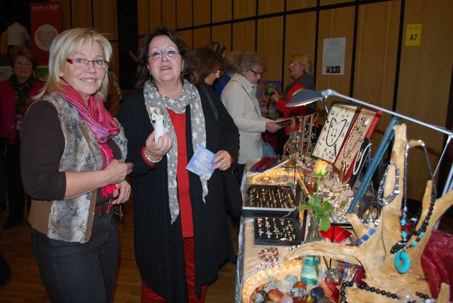 Organisatorin Brigitte Hagen (li.) mit Besucherin Angelika Petrat am Stand von "Taraxacum"