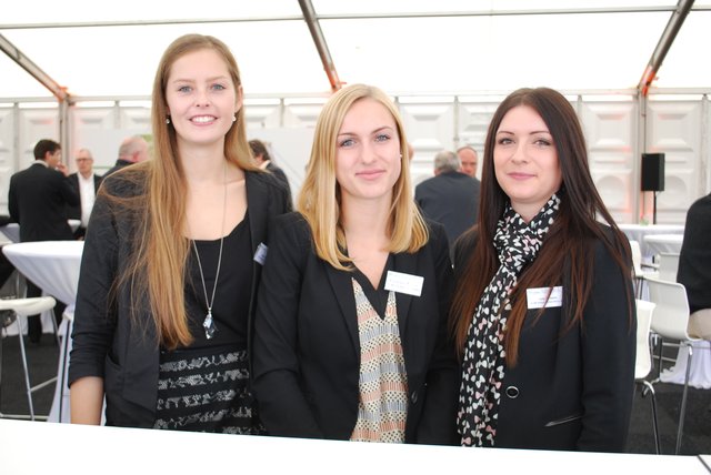 Empfingen die Gäste (v. li.). Jaclyn Winkelvoß, Alexandra Plewnia und Julia Gottwald