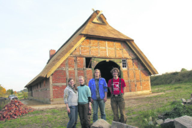 Die Jugendlichen der Jugendbauhütte Stade helfen mit beim Aufbau des historischen Hallenhauses