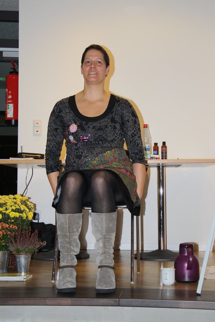 Aktiviert die Lebensenergie: Statt zu laufen, setzt sich Sandra Völker lieber auf ihre Hände