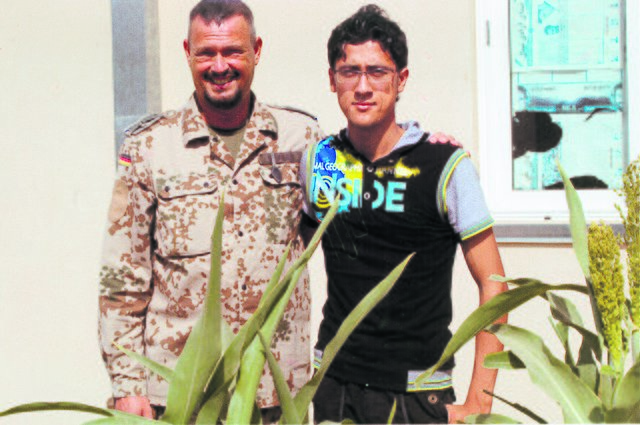 Dolmetscher Mohammad Samim Saber mit einem Bundeswehr-Soldaten in Kundus | Foto: Saber