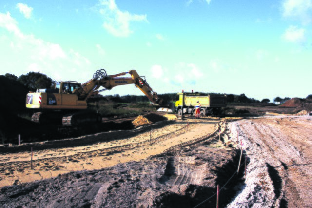 Bagger im Dauereinsatz: Derzeit wird am Mega-Kreisel mit 100 Metern Durchmesser gearbeitet. Mitte November soll der Verkehr auf der Kreisstraße 13 wieder freigegeben werden | Foto: os
