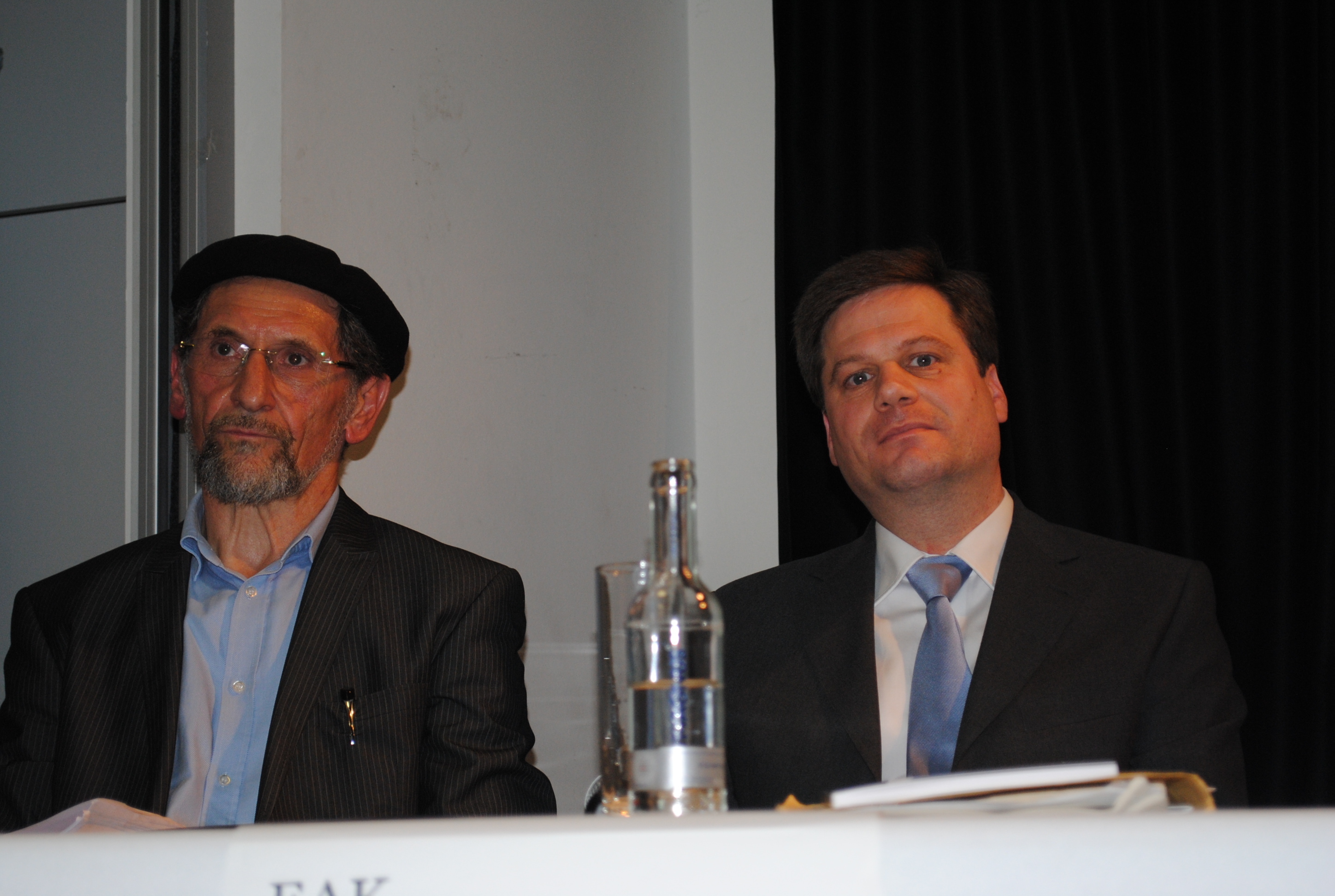 Abdullah Uwe Wagishausen (l.), Bundesvorsitzender der Ahmadiyya Muslim Jamaat, und Pastor Dirk Heuer diskutierten über Islam, Scharia und das Grundgesetz