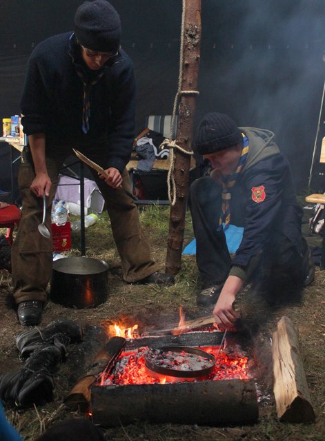 Hier wird eine kulinarische Köstlichkeit zubereitet: die Lagerfeuer-Pizza