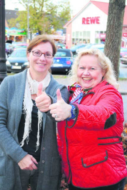 "Der Herbstmarkt ist top!": HGV-Vizevorsitzende Katharina Jahn (li.) und Ortsbürgermeisterin Angelika Tumuschat-Bruhn