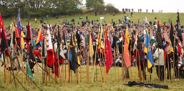 Bunte Vielfalt: die Wimpel der verschiedenen Bünde und Gruppen