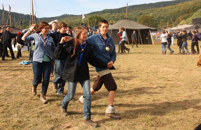 ... und die Jugend fand sich zum fröhlichen Reigen zusammen