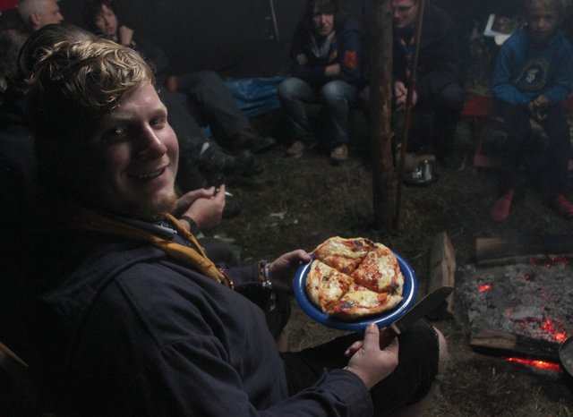 Wie vom Italiener: dIe Lagerfeuer-Pizza