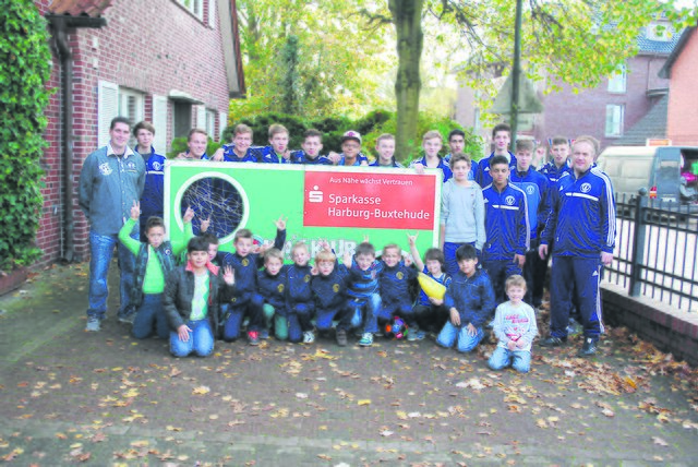 Starker Kicker-Nachwuchs: VfL-Trainer und die begeisterten Teilnehmer des Torwandschießens