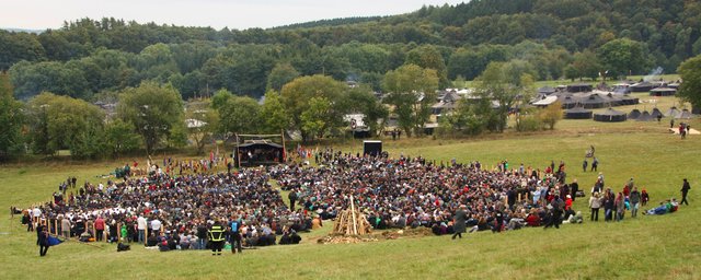 Die Festwiese: Noch es ist hell...