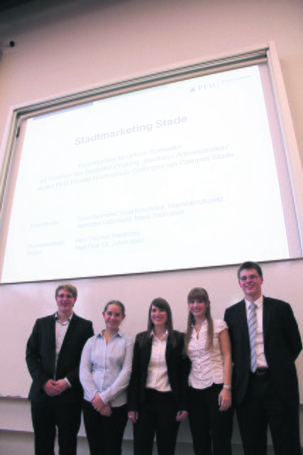 Studenten bei der Präsentation der Umfrage-Ergebnisse (v. li.): Marcel Kristkowitz, Annkathrin Oldenburg, Viola Koschnick, Marie Sadrowski, Felix Hartmann