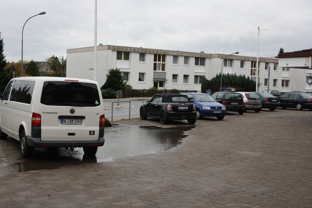 Hier gibt es noch was zu tun: Bei Regen steht das Wasser auf dem Parkplaz
