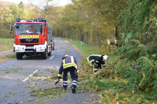 Feuerwehrleute im Orkan-Einsatz | Foto: Polizei