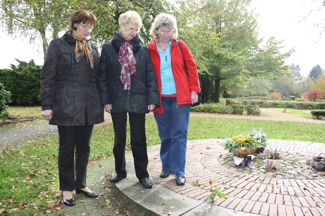 Ärgern sich über den dreisten Diebstahl: Karin Füssgus (Mitte) und ihre Freundinnen Marion Meyer (li.) sowie Hilde Henkel