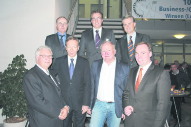 Vertreter der Gesellschafter und der Festredner beim Jubiläum: (vorne, v. li.) Wilfried Seyer (WLH), Heinz Lüers (Sparkasse Harburg-Buxtehude), Uwe Jens Neuman (Hamburger Wirtschaftsförderungsgesellschaft) und Bürgermeister André Wiese (Stadt Winsen) sowie (hi., v. li.) Bodo Ihlenburg (Sparkasse), Matthias Wiegleb (Stadt Winsen) und Dirsko Graf v. Pfeil (AVW)