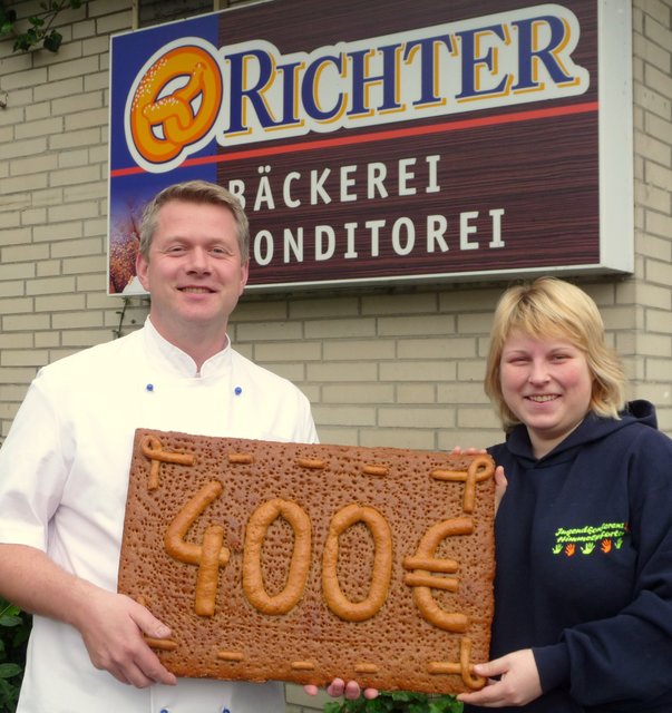 Carsten Richter übergibt einen "Brotcheck" an Swaantje Reimers