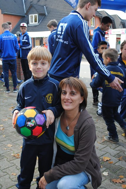 Freude über den Erfolg beim Torwandschießen: Fabio Hack (7) mit Mama Silke