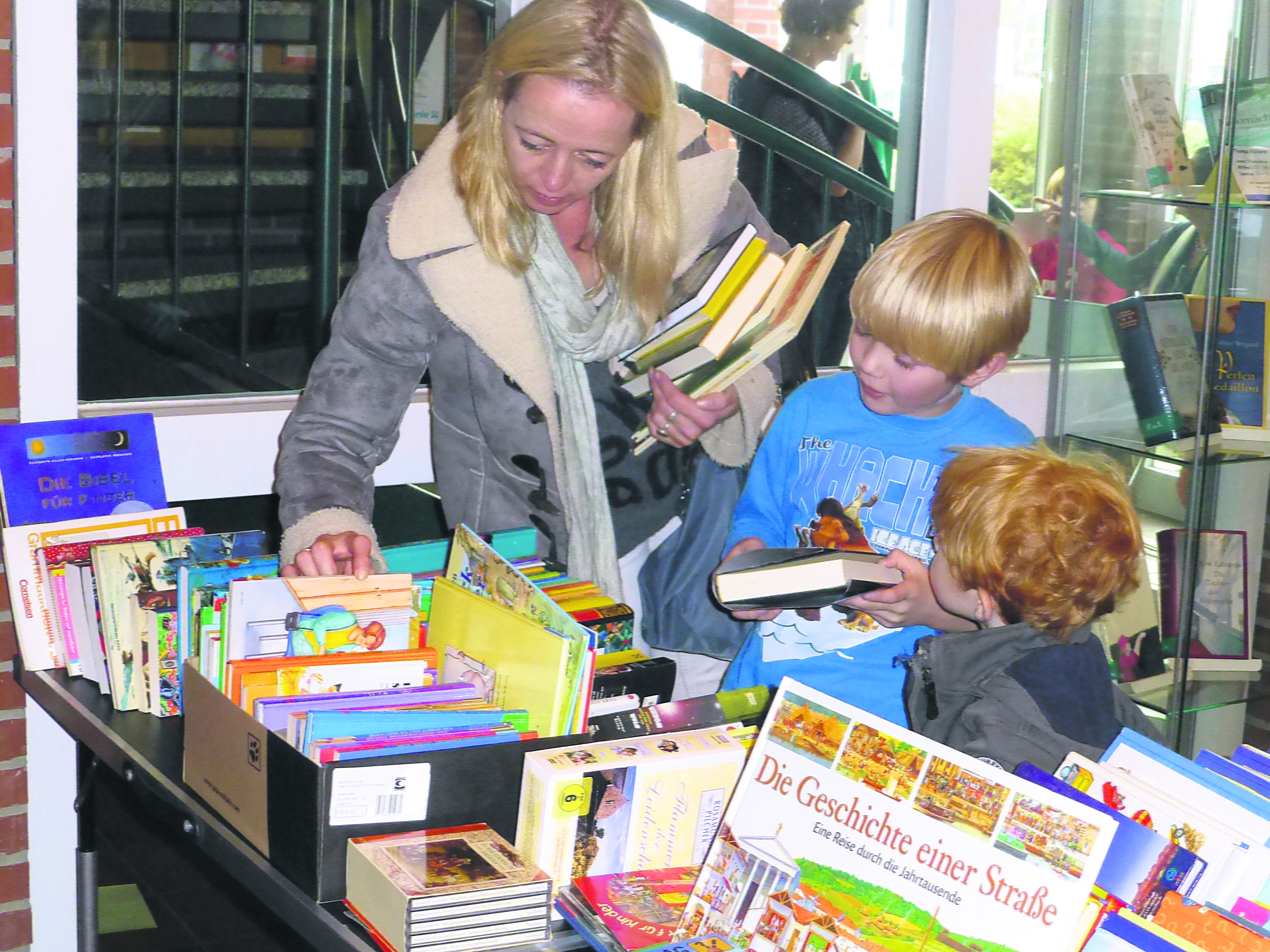 Stöbern und Kaufen vor allem Kinderbücher waren sehr gefragt auf dem Bücherflohmarkt im Gemeindehaus in Klecken