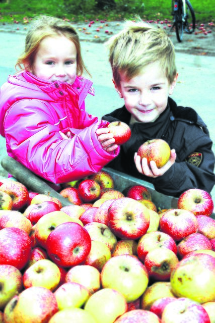 Alicia und Jona sind glücklich. Dank des Engagements von Mathias Ahrens kommen sie in den Genuss von Gratis-Apfelsaft
