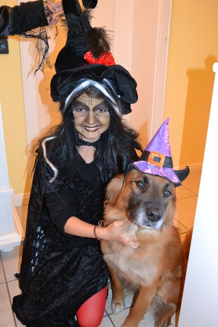Hatten Spaß an Helloween: Romy (8) aus Buchholz und Hündin Ronja | Foto: oh