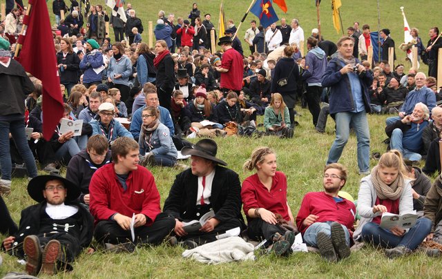 Die "Tyrker" haben sich auf der Festwiese niedergelassen. Mit den Mitlgiedern der anderen Bünde warten sie auf den Beginn des großen Festaktes zum Meißner-Jubiläum