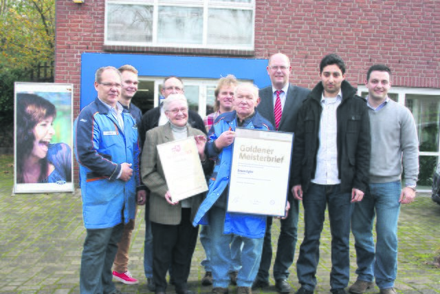 Seit 50 Jahren Meister: Erwin Egler (Mitte) gemeinsam mit seinen Gratulanten vor dem familieneigenen Autohaus in Tötensen