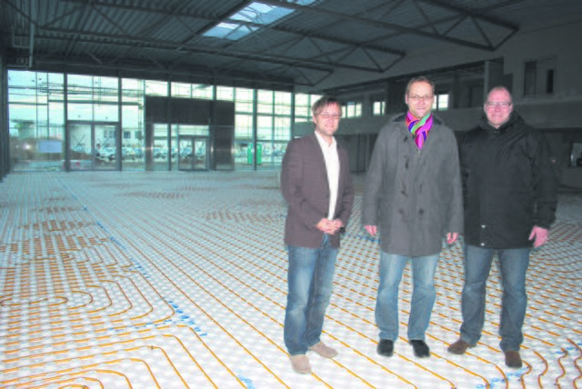 Bei der Besichtigung der Halle mit den Heizschleifen für die Fußbodenheizung (v. li.): VW-Architekt Helge Brandt, Autohaus-Chef Arndt Weigel und Architekt Holger Schmidt
