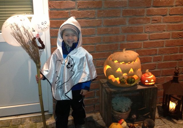 Der kleine Linus Mattes hatte sichtlich Spaß am Halloween-Spuk | Foto: oh