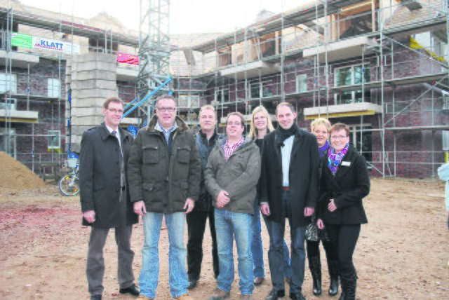 Feierten Richtfest (v. li.): Bürgermeister Uwe Sievers, Jörg Schröder, Wolf Witt und Jens Böttcher (beide Witt Bau), Jenny Sommer (Schröder Immobilien), Jan Woyczechowski (Haspa) sowie Helga Stüve und Anja Paulmann (beide Paritätischer