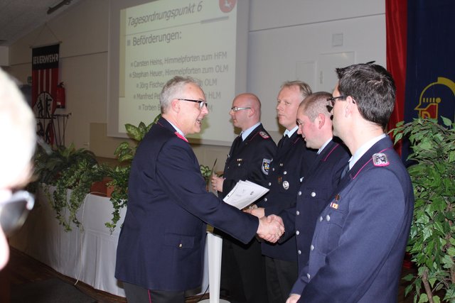 Kreisbrandmeister Peter Winter gratuliert zur Beförderung | Foto: Stefan Braun
