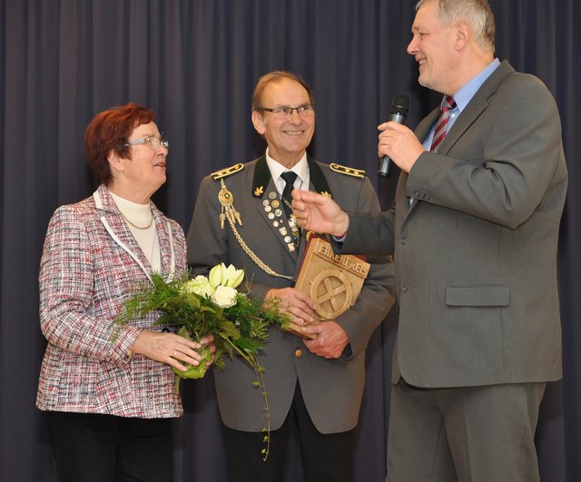 Hans Stepien bei der Preisverleihung mit Ehefrau Ruth und Fredenbecks Bürgermeister Hans-Ulrich Schumacher