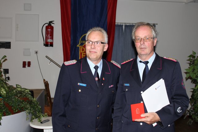 Der Buxtehuder Stadtbrandmeister Horst Meyer (re.) wurde von Kreisbrandmeister Peter Winter (li.) mit dem deutschen Feuerwehrehrenkreuz in Silber ausgezeichnet | Foto: Stefan Braun