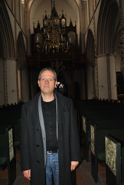 Pastor Oliver Friedrich vor der Orgelempore: Die Kirche will keine Risiken mit dem Instrument eingehen