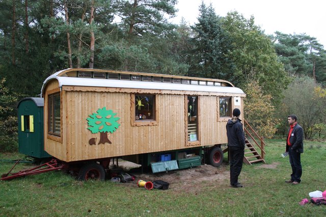 Bei kaltem Wetter, bei Regen, zum Basteln und Zeichnen steht den Kindern der Bauwagen "Emma" zur Verfügung