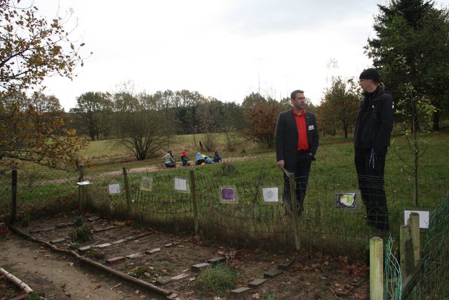 Erzieher Norbert Ringleben-Fricke und Björn Fischer am Gemüsegarten des Waldkindergartens