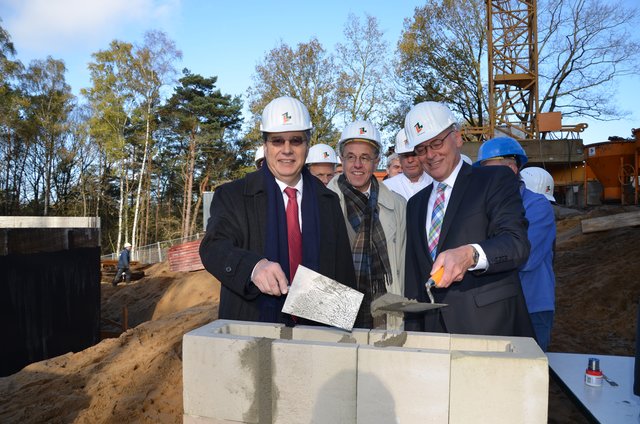 Mit der Kelle im Einsatz: Landrat Joachim Bordt (r.) und Geschäftsführer Norbert Böttcher. Buchholz Bürgermeister Wilfried Geiger (Mitte) verfolgt den „Baufortschritt“ | Foto: nf