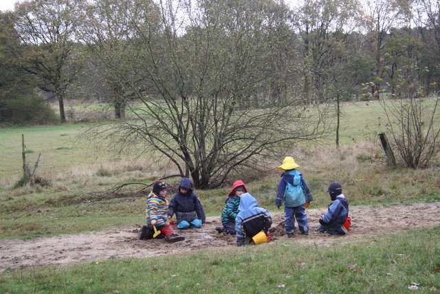 Bei Wind und Wetter draußen: Die Kinder spielen im "Natursandkasten"
