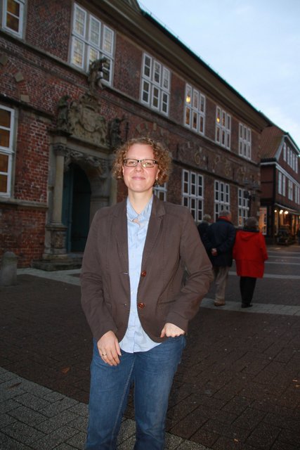 Julia Verlinden vor dem historischen Stader Rathaus