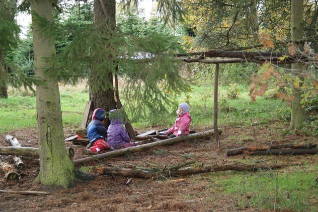 Unter den Bäumen bauen die Kinder immer wieder eine Schutzhütte auf, weil diese ab und zu von Jugendlichen einer "Belastungsprobe" unterzogen wird
