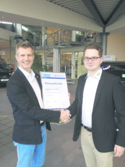 Valerian Stenschke (re.) begeistert sich seit seiner frühen Jugend für Autos. Sein Chef Mathias Süchting ist stolz auf ihn