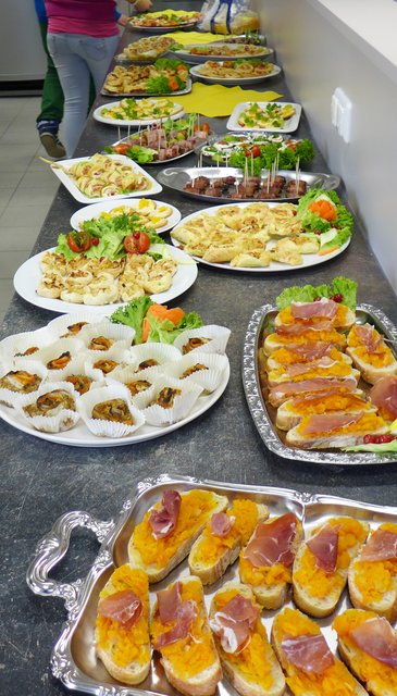 Zur Einweihung hatten die Schüler mit Unterstützung durch ihre Lehrer ein köstliches Buffet zubereitet
