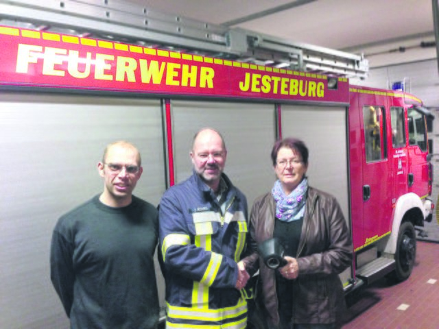 Ortsbrandmeister Joachim Röhrs (Mitte) bedankte sich bei Harm Stemmer und Susanne Claußen für die großzügige Spende | Foto: oh