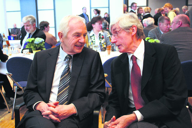 Die Schiedsmänner von Buchholz im Gespräch: Johannes Behrens (li.) und August-Wilhelm Horn, der im November 2014 ausscheidet | Foto: archiv