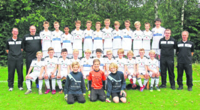 Die Jungen vom Jugend-Team 2001 der JSG Jesteburg/Bendestorf mit den Trainern und Betreuern