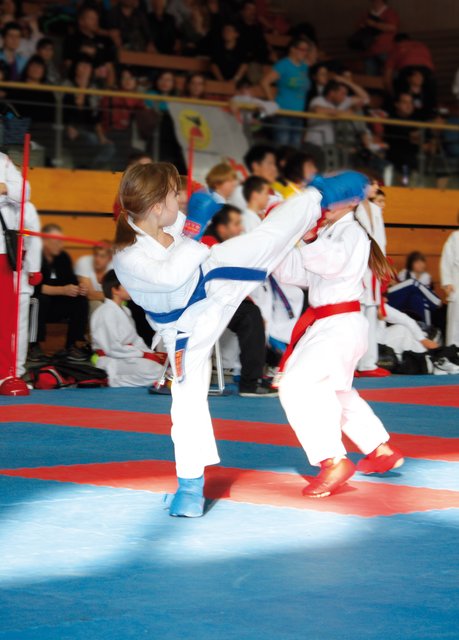 Junge Karatekas im Einsatz: Bei der "Kumite" steht die direkte Auseiandersetzung der Kämpfer im Mittelpunkt | Foto: oh