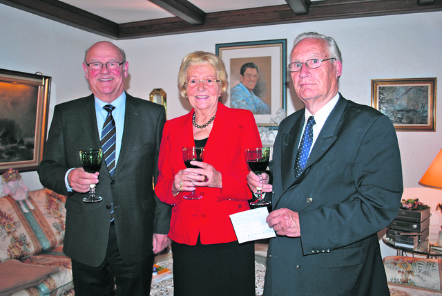 Eine der größten Spenden an die Bürgerstiftung: 2010 übergab Irene Vorwerk von der Irene- und Friedrich-Vorwerk-Stiftung einen Scheck über 50.000 Euro an die Vorstandsmitglieder Hans-Joachim Röhrs (re.) und Hans Dittmer